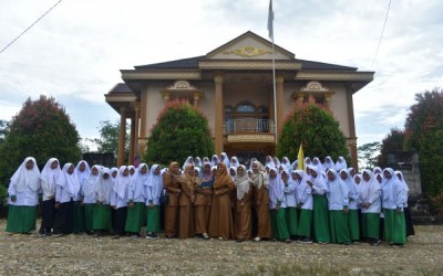 Pondok Pesantren Membangun Generasi Berakhlakul Karimah